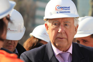 FOTO | Sorprenden a Paulmann dirigiendo el tránsito afuera del Costanera Center