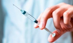 Francia hará obligatoria la inoculación infantil en 2018 para combatir a grupos antivacunas