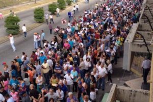 Millones de venezolanos votan en plebiscito convocado por la Asamblea Nacional