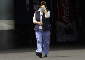 Contactan a 30 de 31 pasajeros del bus que llevaba a mujer con meningitis