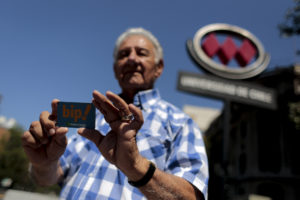 Adultos mayores amenazan con movilizaciones si Metro no retrocede en límite de 14 viajes rebajados