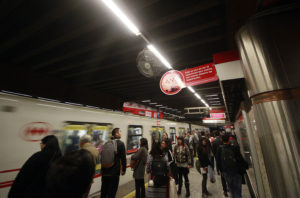 AUDIO | Pasajeros graban sorpresivo mensaje de conductor del Metro antes de entrar a Baquedano