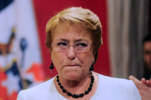 La frase de Bachelet que gatilló la inédita renuncia desde el ministerio de Hacienda 10 minutos después