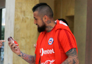 Arturo Vidal enfrenta demanda de agencia de publicidad por su logo tatuado en el cuello
