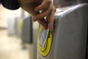 Bachelet obliga a Metro a dar viajes ilimitados a adultos mayores