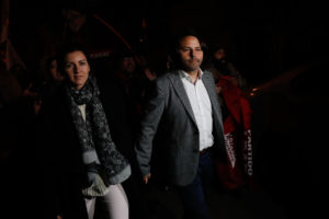 Esposa de Alberto Mayol apaga el incendio con bencina y publica dura carta contra Jackson