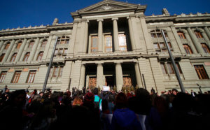 Corte Suprema entrega el cuidado de sus hijos a padre con pareja del mismo sexo