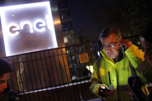 Lavín no suelta a Enel: acusa no pago de cuenta de hoteles donde durmieron vecinos sin luz