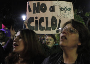 Vecinos de Til Til marchan ocho horas hacia La Moneda en protesta por aprobación de relleno sanitario