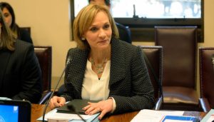 VIDEO | Diputada Paulina Núñez (RN) sorprende con un regalo a Carolina Goic en pleno Congreso