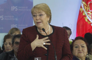 Presidenta Bachelet sorprende a medio Twitter participando en su propio meme