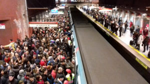 Otra vez el Metro: humo en vagón genera conflicto en la Línea 2