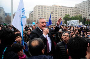 Ennio Vivaldi lideró marcha de la U. de Chile a La Moneda por ley de universidades estatales