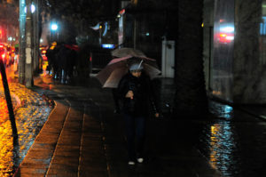 Con sólo dos horas de lluvia, Enel ya reporta cortes en La Reina, Ñuñoa, Providencia y Santiago