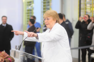 Bachelet llama a enfrentar el incremento de VIH en el país: 