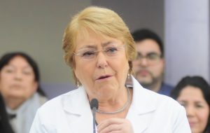 Bachelet se defiende: 