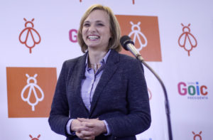 Carolina Goic se encomienda a una abejita para subir en las encuestas