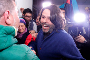 Frente Amplio se reúne con Alberto Mayol tras crisis desatada por veto a su candidatura