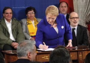 Bachelet firma proyecto de Migraciones: incluye registro de extranjeros y prohibiciones para ingreso al país