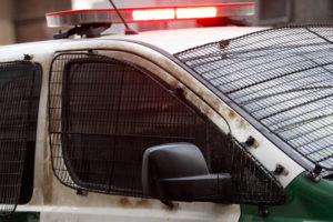 Encuentran muerto a hombre que iba dentro de carro de Carabineros rumbo al Centro de Justicia