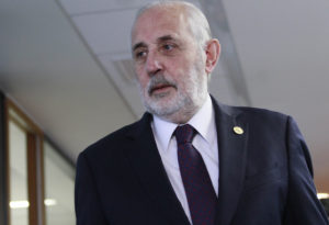 Jorge Abbott sale a aclarar sus polémicas críticas contra empresarios tras atentado contra 29 camiones