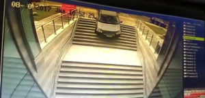 Popular empresa de seguros se dio un festín con la conductora que con fundió escaleras con estacionamiento