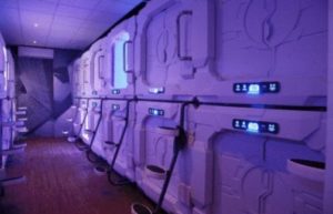 Aeropuerto de México instala camas para pasajeros que hagan escala