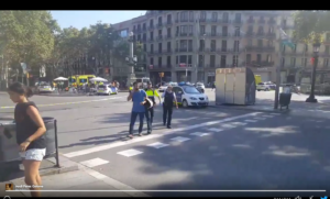 FOTOS + VIDEOS | Primeros registros del atropello masivo en turística zona de Barcelona