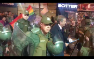 VIDEO | Escupos, insultos y huevos: el momento más tenso de José Antonio Kast en el TC