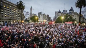 Argentinos salen a la calle por joven desaparecido en protesta pro mapuche