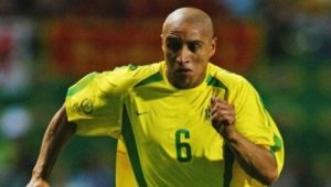 Deuda por 800 mil dólares en pensión alimenticia tiene al borde de prisión a Roberto Carlos