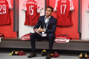 Gesto de Arsene Wenger con Alexis Sánchez levantó todo tipo de especulaciones en Inglaterra