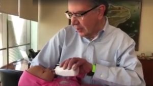 VIDEO | Un complicado Joaquín Lavín la pasó mal cambiando pañales con guagua falsa