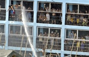 Sangriento motín en cárcel de Venezuela deja al menos 37 fallecidos