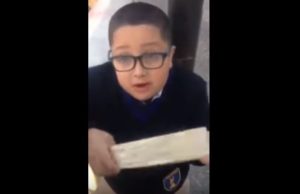 Niño famoso por vender un palo se convierte en rostro del Ministerio de Energía