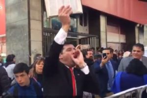 VIDEO | Agreden al pastor Soto a la espera del fallo del TC