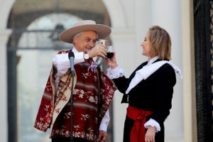 Piñera defiende el rodeo y promete quitar privilegios a reos de Punta Peuco