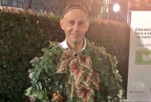 Ministro argentino se disfraza de planta para concientizar por el cambio climático