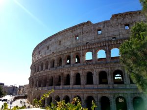 Imagen país: chilenos son detenidos en Roma por robar parte del Coliseo