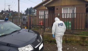 PDI investiga brutal agresión a mujer que fue encontrada con cuchillo clavado en el ojo