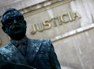 Dos ilustres personajes del debate nacional ya firmaron en Change.org para sacar la estatua de Allende