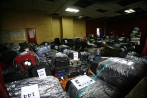 Remate de maletas perdidas del aeropuerto: posturas van desde los $30 mil
