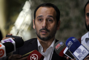 Diputado PC inicia cruzada contra Canal 13 por tener a Melnick, 