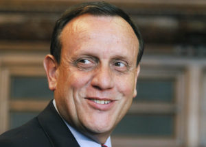 Rector Sánchez hace a un lado las críticas y explica por qué recibieron a Karadima en clínica UC