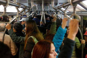 Funa pocas veces vista de joven pasajera a acosador del Metro de Santiago da la vuelta al país