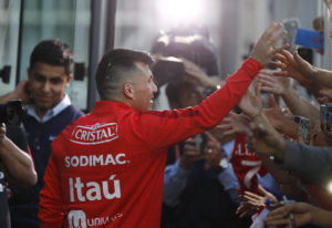 FOTO | Gary Medel se las dio de galán con carabinera en Calama: 