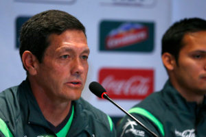 FIFA sanciona a DT de Bolivia por gestos contra Beausejour tras duelo ante Chile