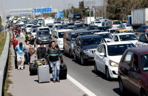 FOTOS | Así vivieron los pasajeros el bloqueo de taxistas anti Uber en el aeropuerto