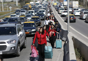 Taxistas que bloquearon el Aeropuerto de Santiago quedaron en libertad