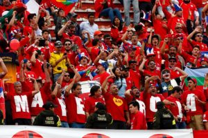 VIDEO | Impresentable actitud de hinchas de Bolivia en plena entonación del himno chileno